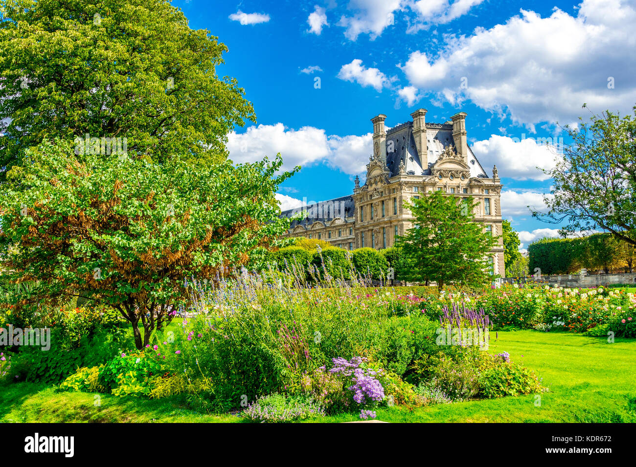 Der Jardin Tuileries (Tuileries Garden) und die schöne Architektur des Louvre sind im Hintergrund zu sehen. Paris, Frankreich Stockfoto
