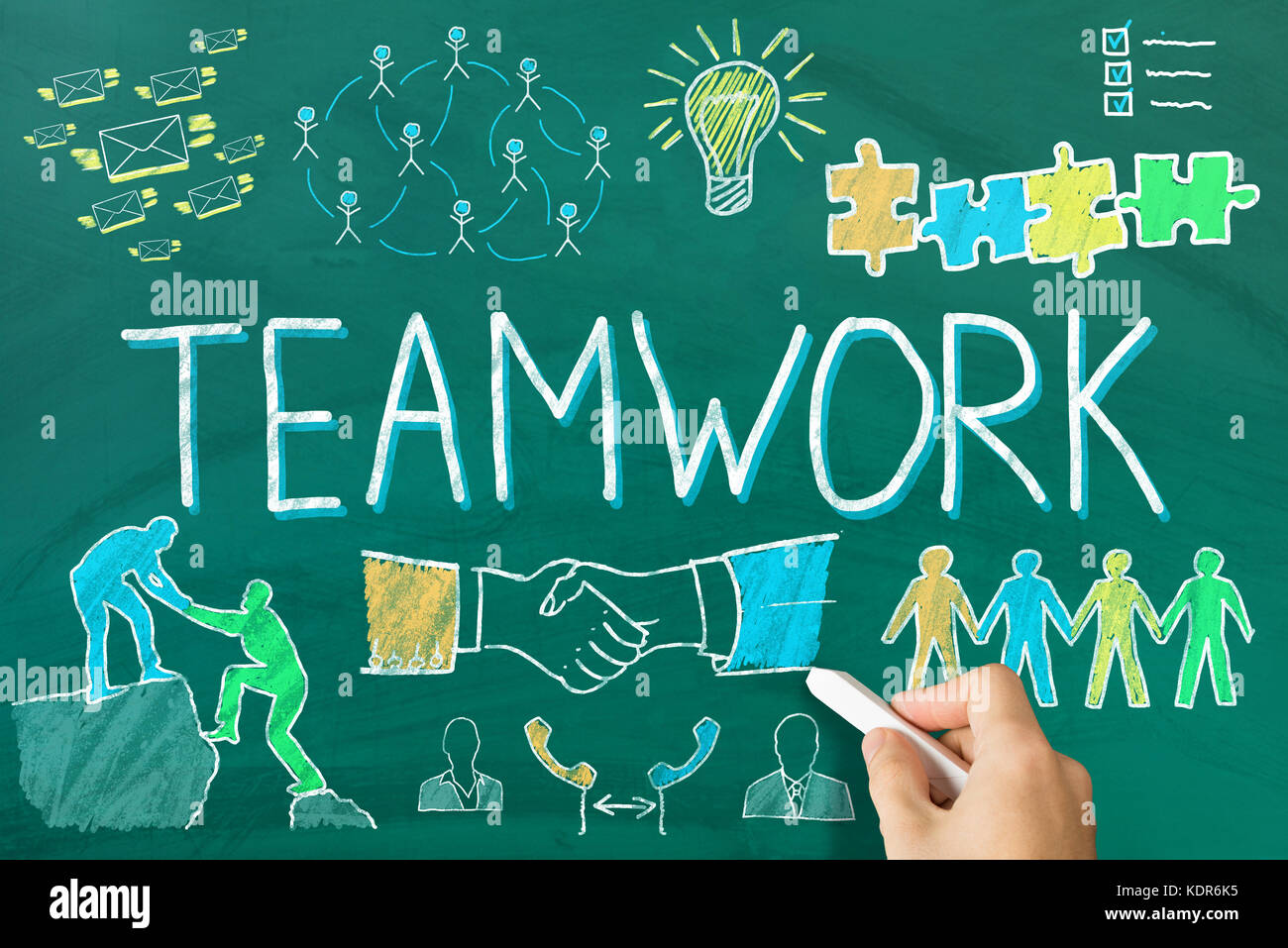 Nahaufnahme der Person handzeichnung Teamarbeit Konzept auf der Tafel mit Kreide Stockfoto
