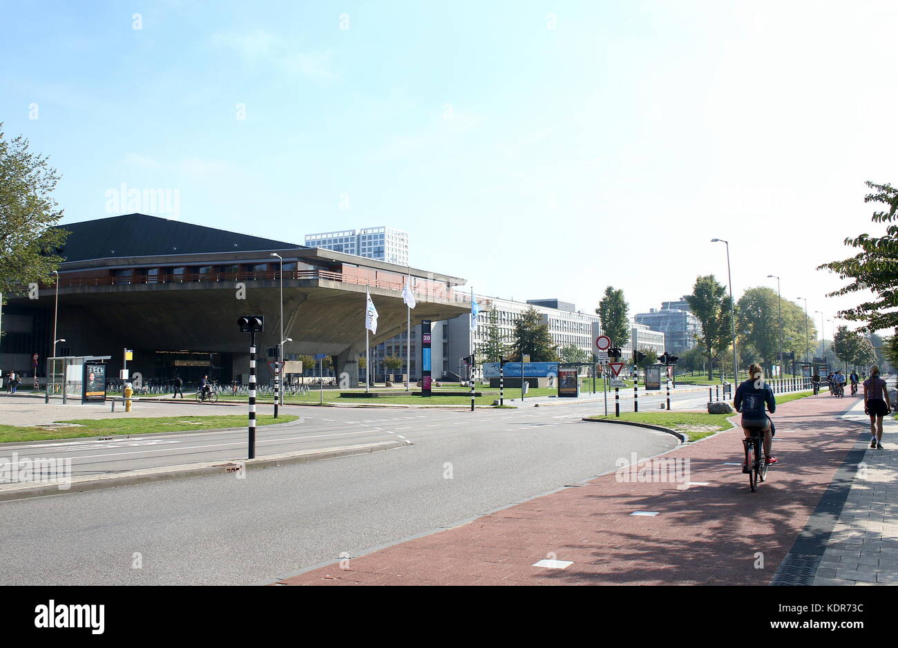 Aula Conference Center auf dem Campus der Technischen Universität Delft, Niederlande. Brutalist Architektur aus den 1960er Jahren. Stockfoto