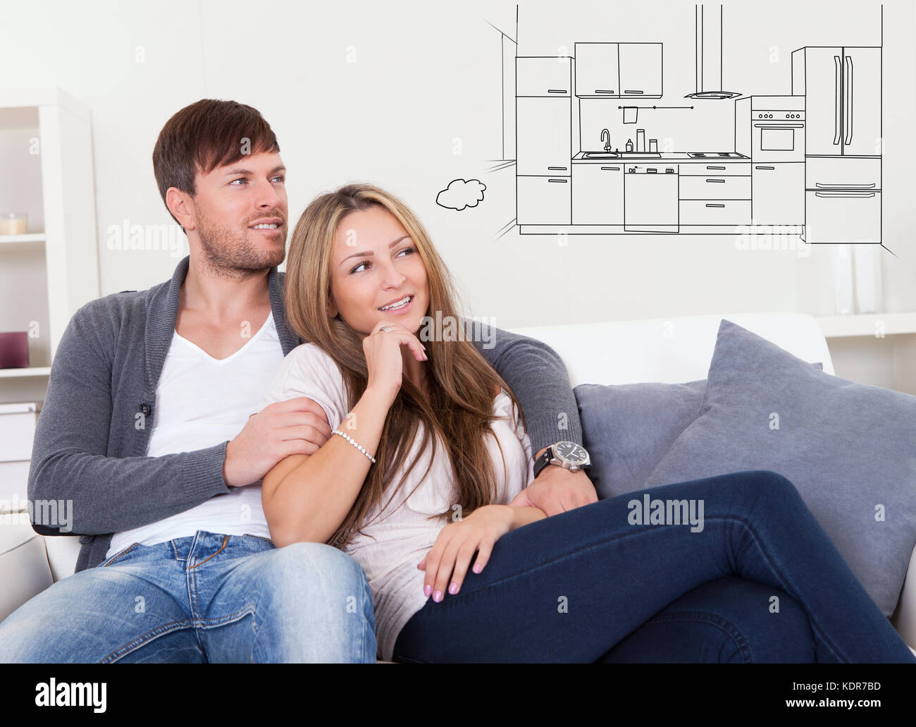 Junges Paar entspannen auf der Couch denken, moderne Küche in Ihrem Haus Stockfoto