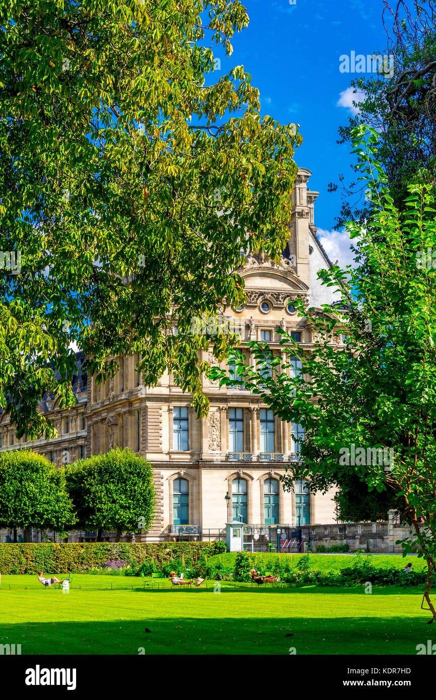 Der Louvre bietet die Kulisse des berühmten und schönen Jardin des Tuileries in Paris, Frankreich Stockfoto