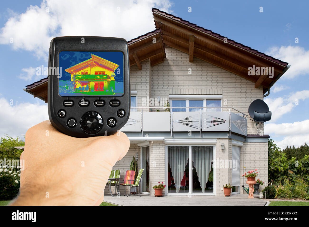 Nahaufnahme einer Person, die den Wärmeverlust mit der Infrarot- Wärmebildkamera vor dem Haus aufzeichnen kann Stockfotografie - Alamy