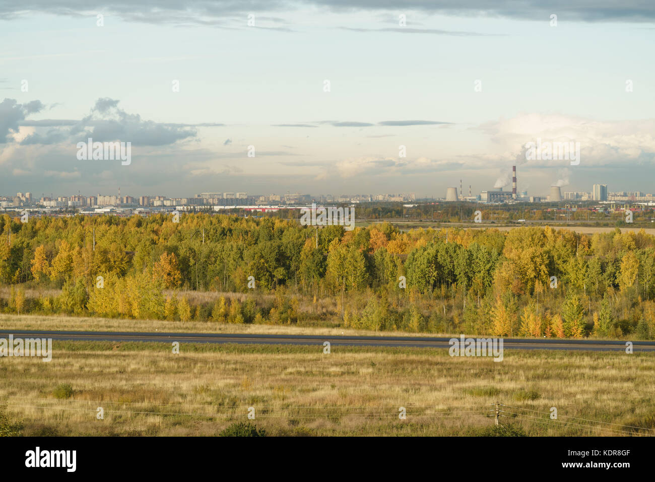 St, Petersburg, Rußland - Oktober 07, 2017: Blick vom Hügel auf industrielle Teil von St. Petersburg mit Kraftwerk Stockfoto