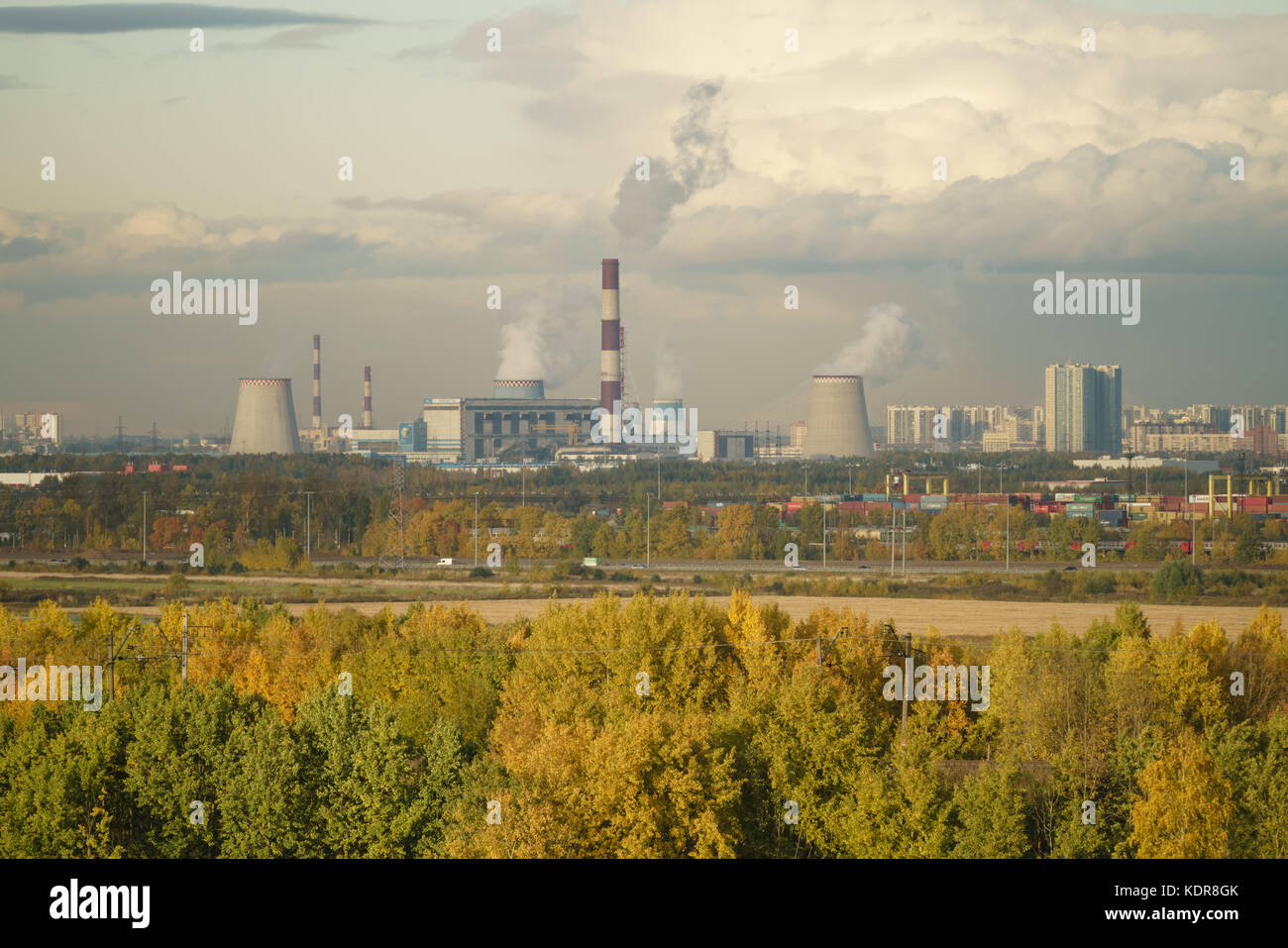 St, Petersburg, Rußland - Oktober 07, 2017: Blick vom Hügel auf industrielle Teil von St. Petersburg mit Kraftwerk Stockfoto