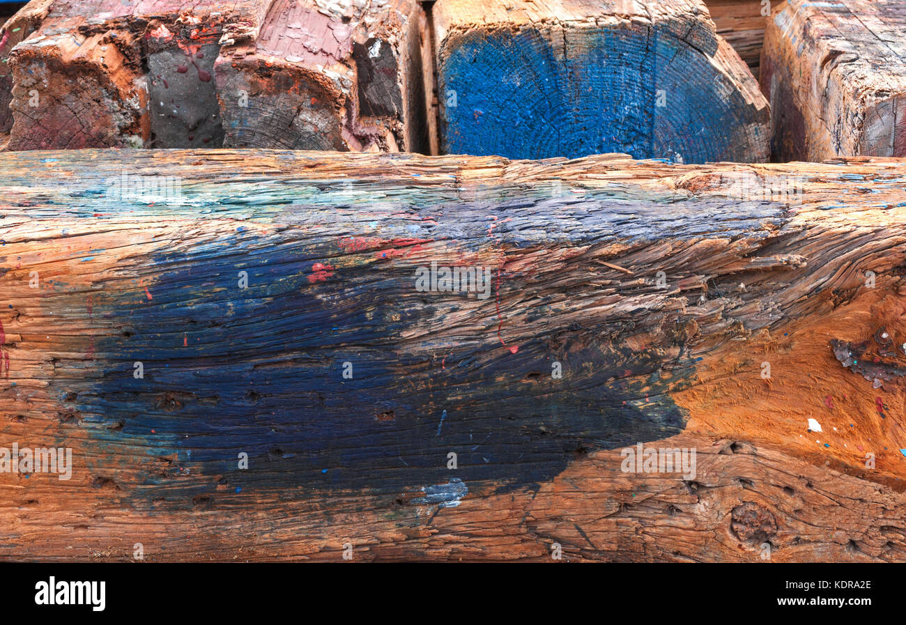 Verwittertes Holz mit Farbflecken, Hintergrund Stockfoto