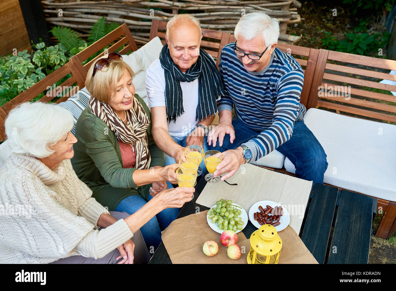 Freunde treffen im Ruhestand Stockfoto