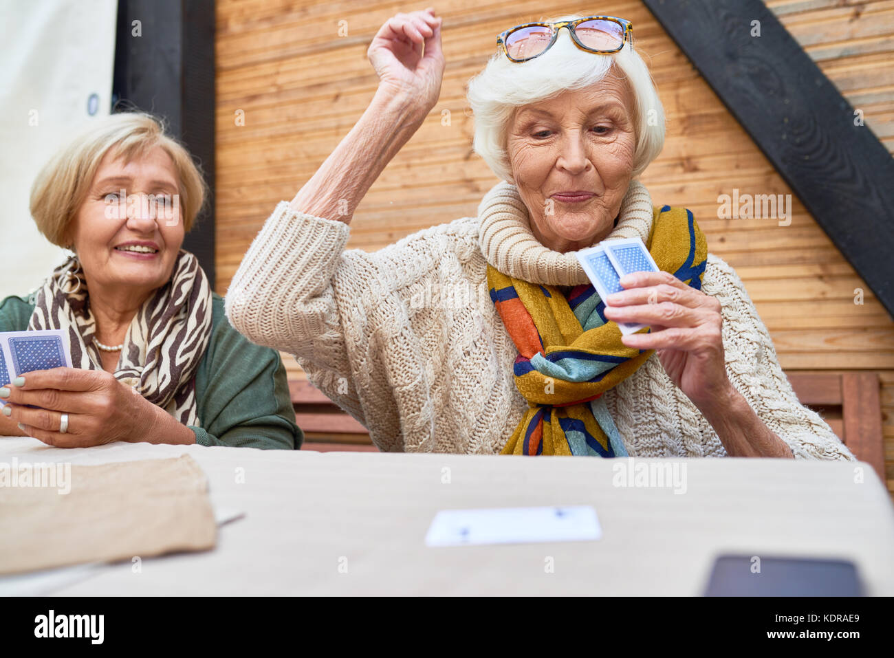 Gerne alte Dame Gewinnen Kartenspiel Stockfoto