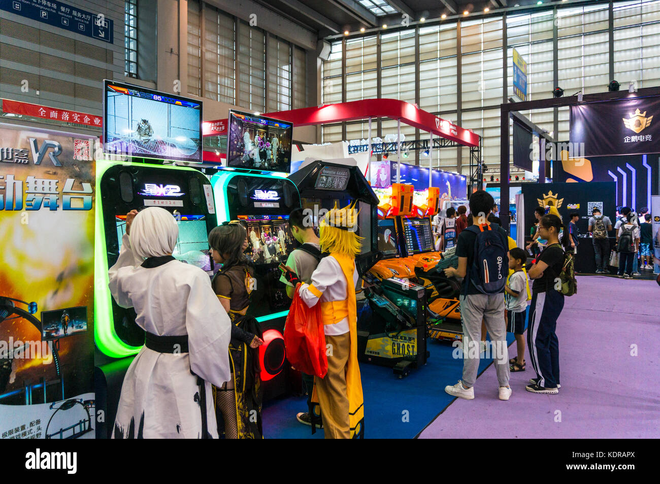 Gamer spielen Videospiele in Cosplay Kostüme gekleidet in Shenzhen, China Stockfoto