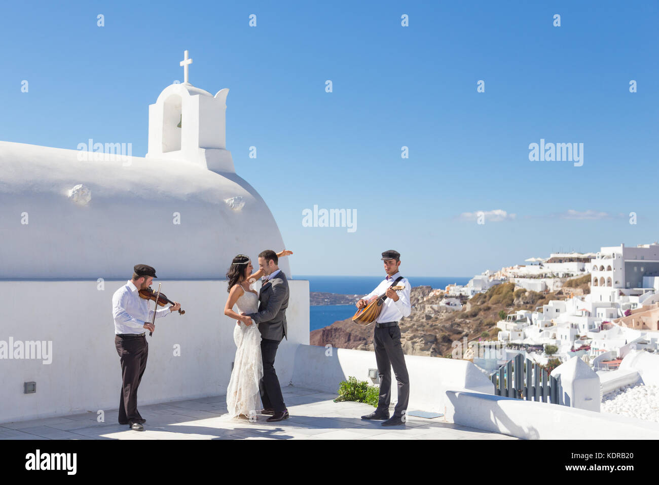 Braut und Bräutigam dansing auf Hochzeit Zeremonie auf der Insel Santorin, Griechenland. Stockfoto