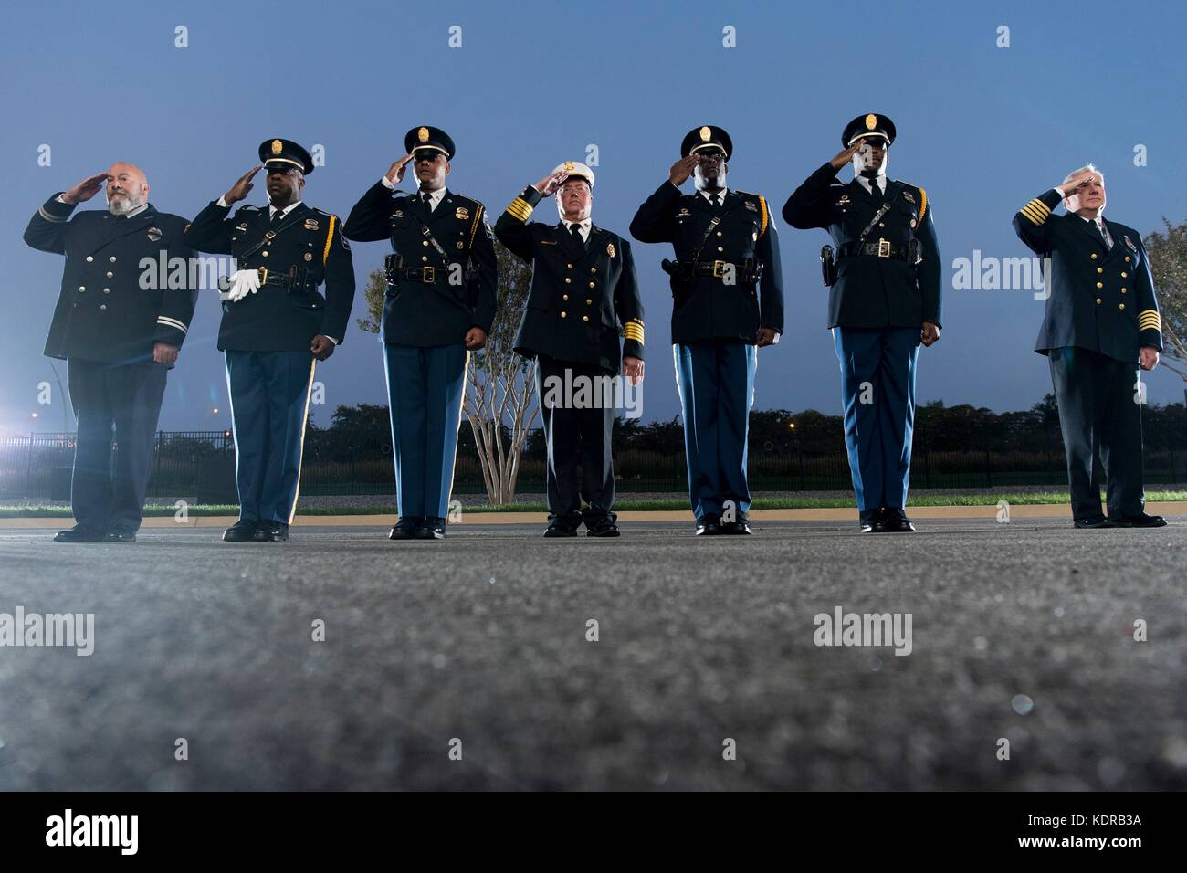 US-Ersthelfer grüßen die amerikanische Flagge während der Gedenkfeier 9/11 im Pentagon am 11. September 2017 in Washington, DC. Stockfoto