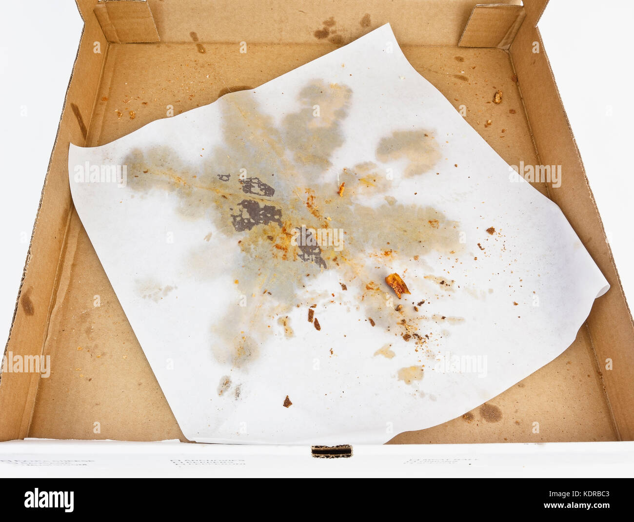 In der Nähe von Leer pizza box mit fettigen Wachspapier. Isoliert. Stockfoto