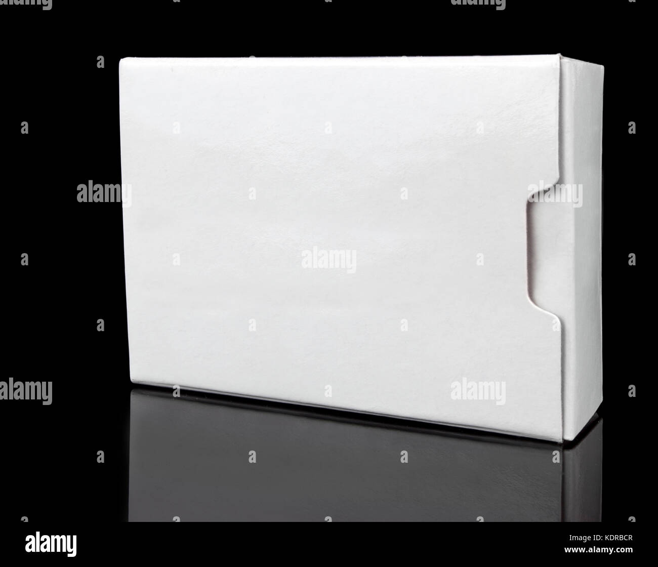 White Box auf glänzenden schwarzen Oberfläche mit schwarzem Hintergrund. Stockfoto