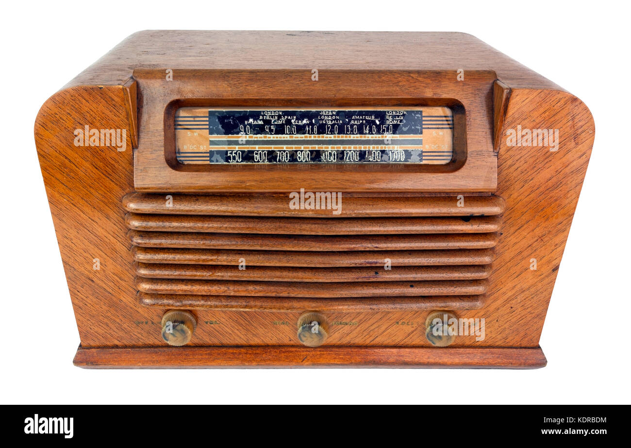 Antikes Röhrenradio in Holz. isoliert. Stockfoto