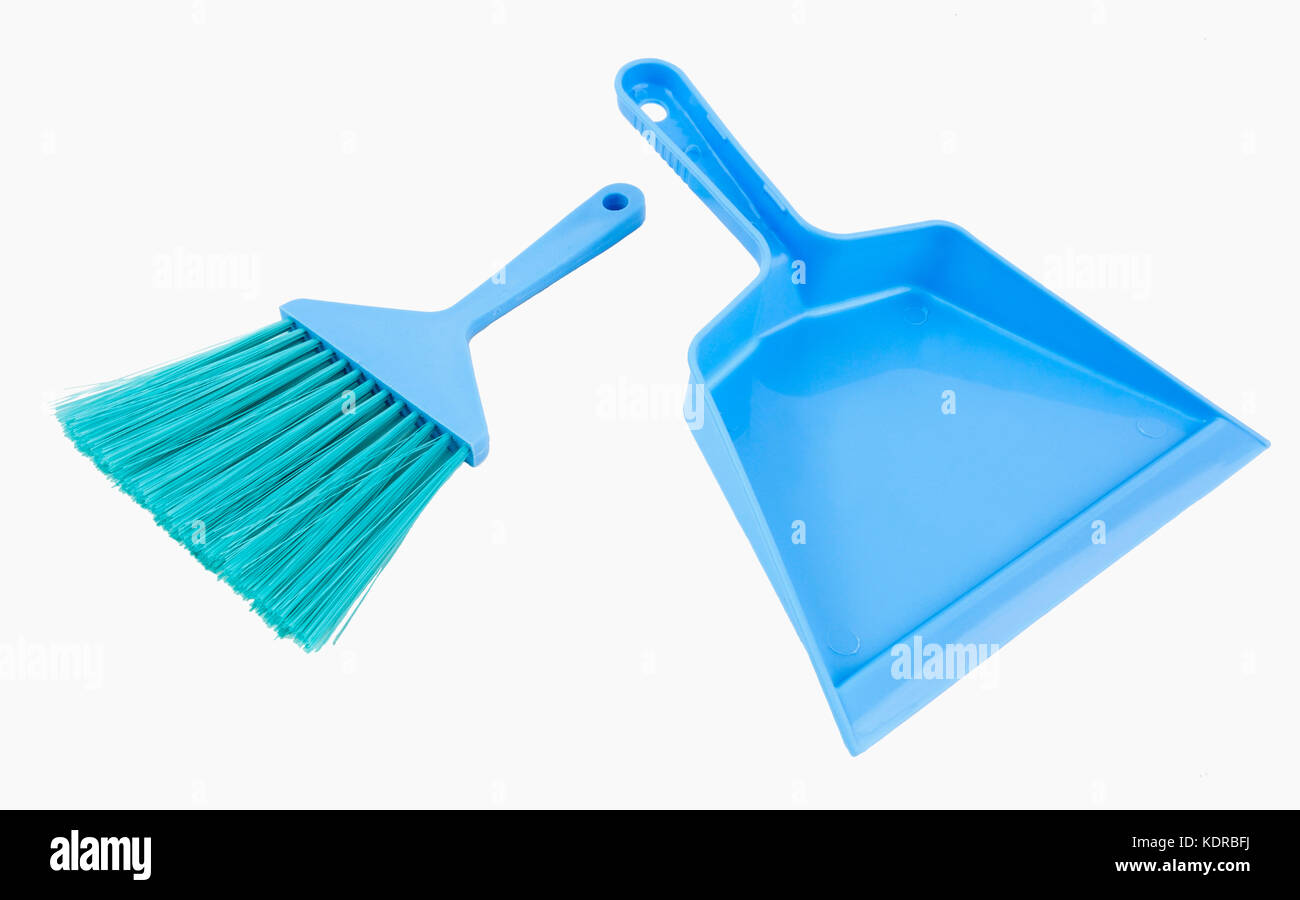 Einfache billige Plastik Schaufel und Handfeger. isoliert. Stockfoto