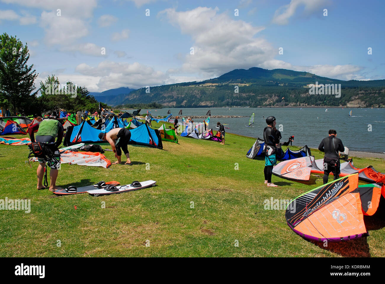 Windsurfer vorbereiten für Action, Columbia River, Oregon Stockfoto