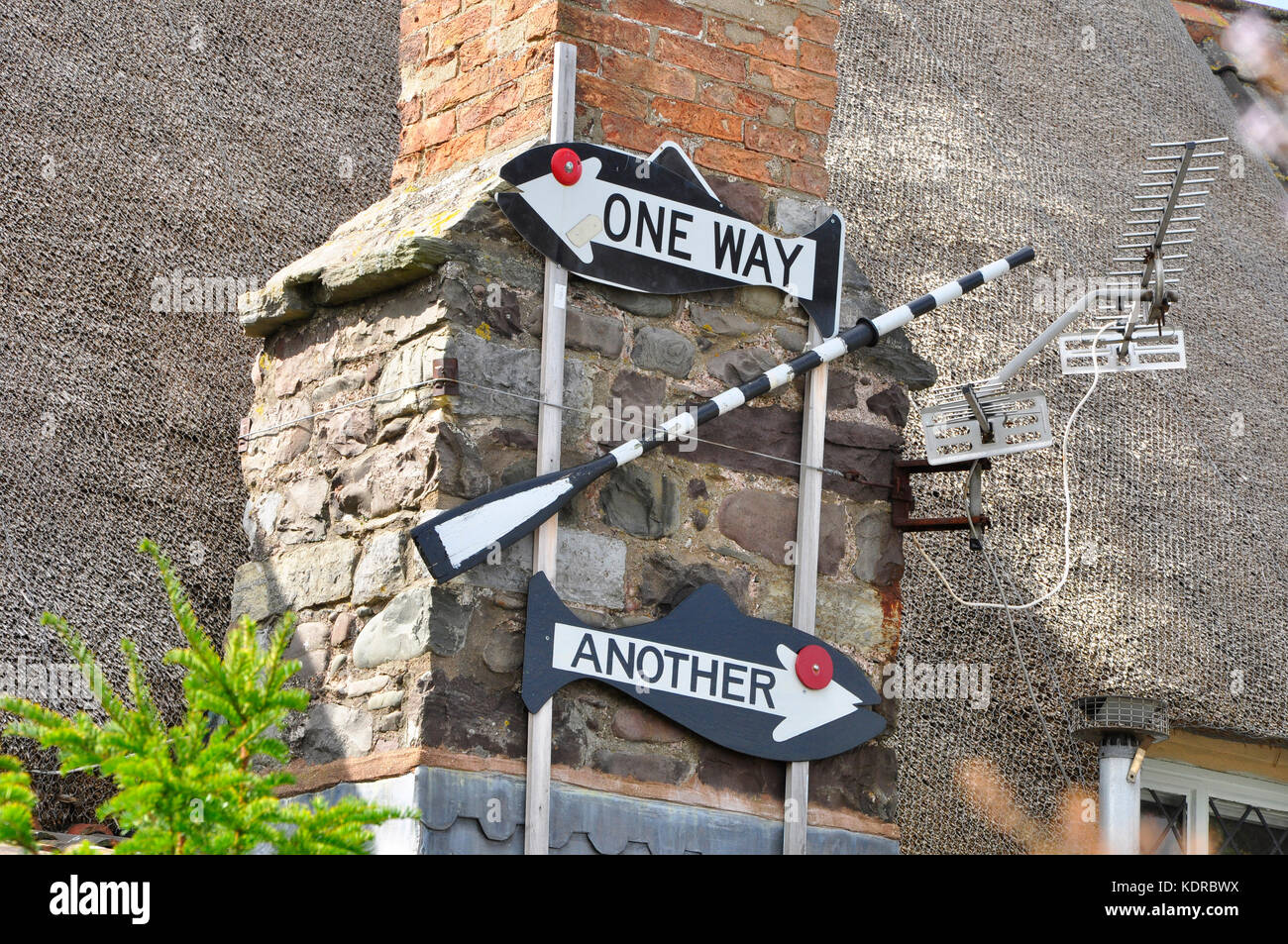 Zeichen auf Cottage in porlock Wehr, Somerset, ein Weg, oar. Stockfoto