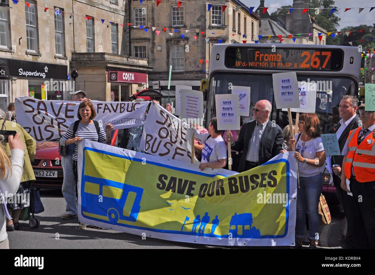 Die Demonstranten auf vorgeschlagene Streichung der Busse im Jahr 2015 demonstrieren. Stockfoto
