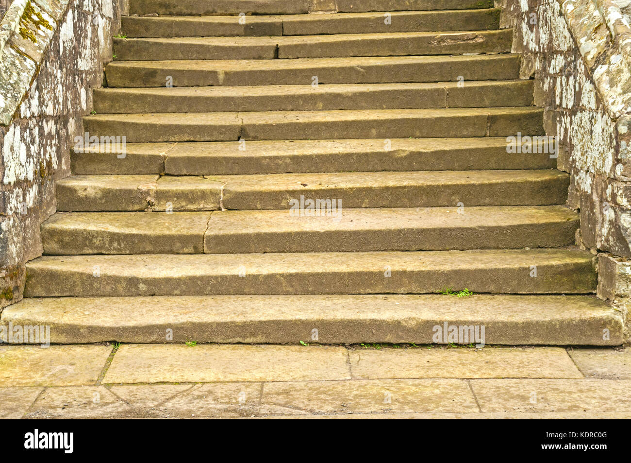 Alte Raue Unebene Steintreppe Stockfoto