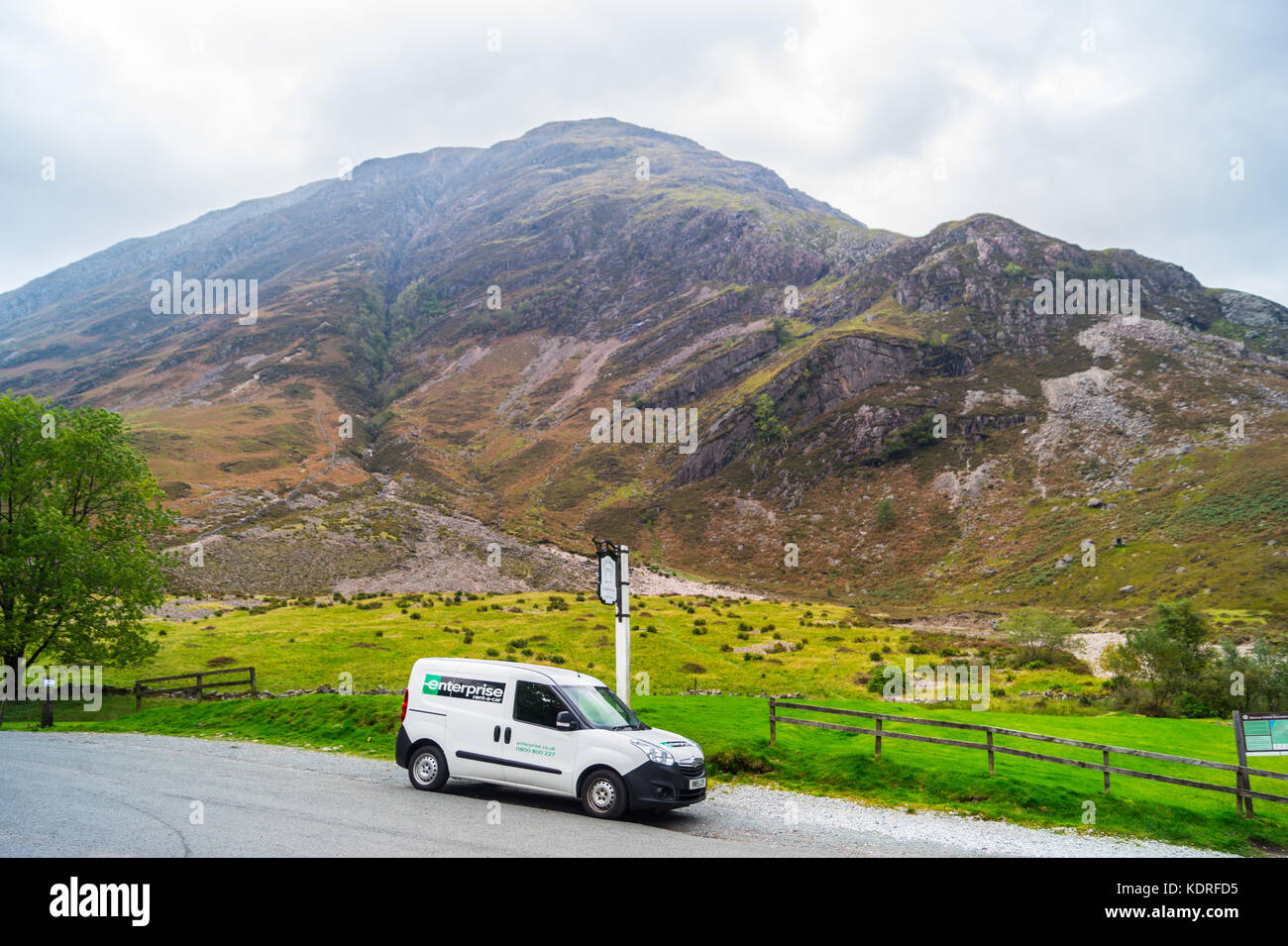 Ein 2015 Vauxhall Combo Autovermietung von Enterprise Rent a Car im Clachaig Inn vor Pap von Glencoe, Argyll und Bute, Schottland geparkt Stockfoto