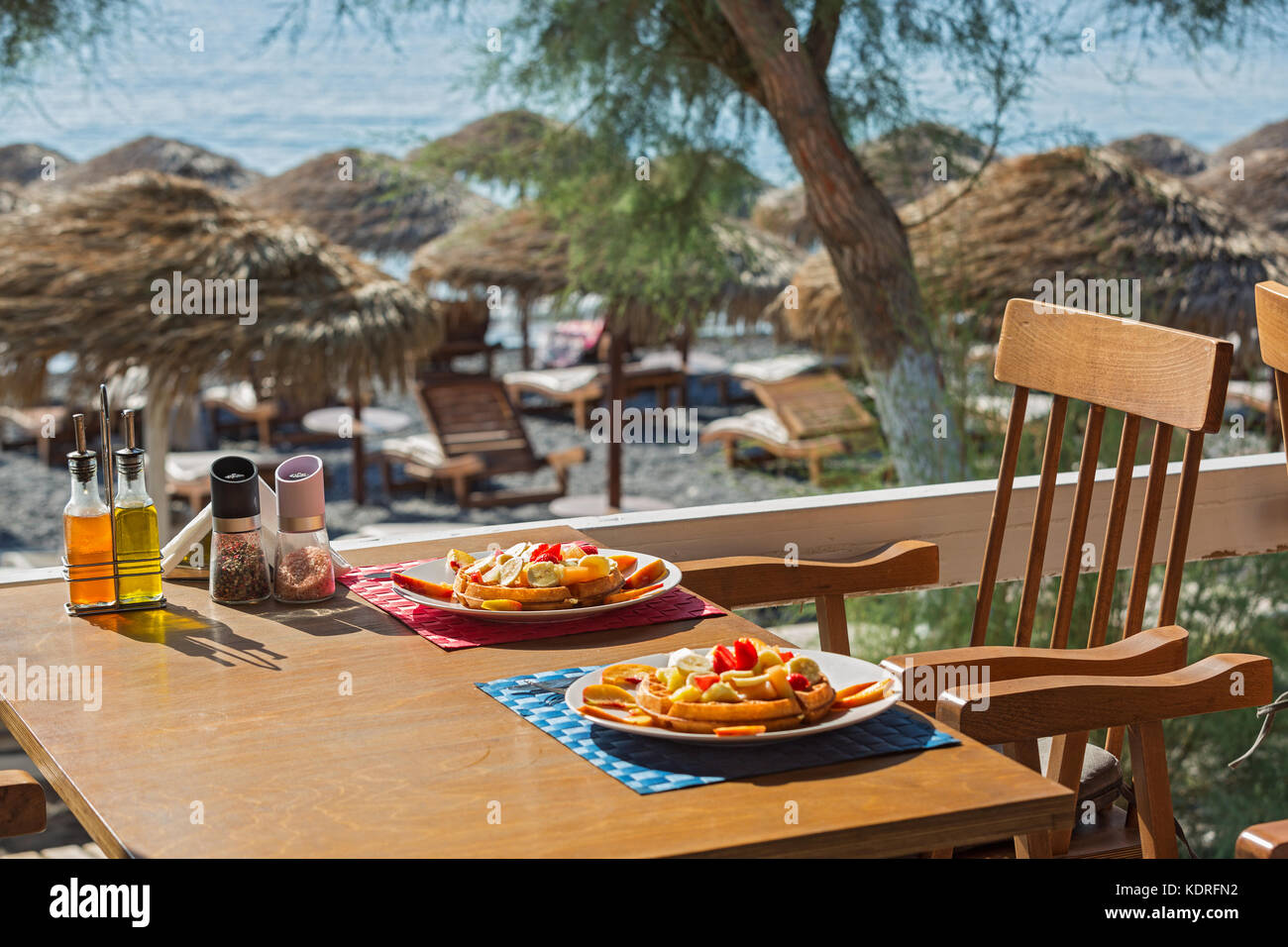 Zwei Platten mit dem Dessert auf den Tisch im Beach Cafe Stockfoto