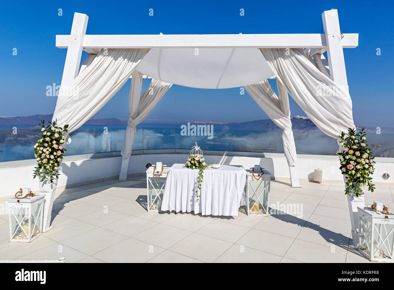 Dekorationen für Hochzeit am Meer Hintergrund Stockfoto