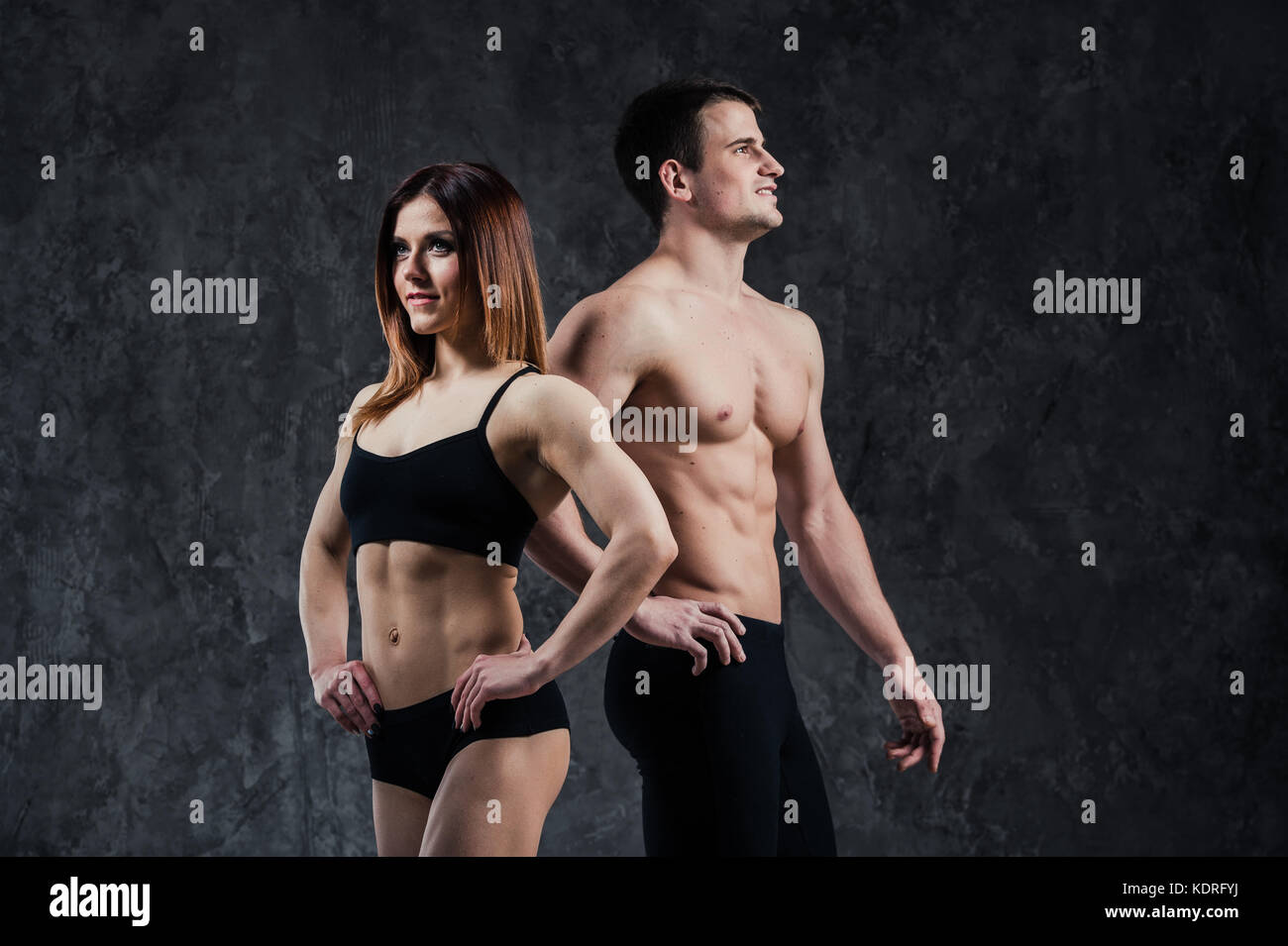 Fitness sportlich gesund Paar Mann und Frau auf einem dunklen Hintergrund Stockfoto