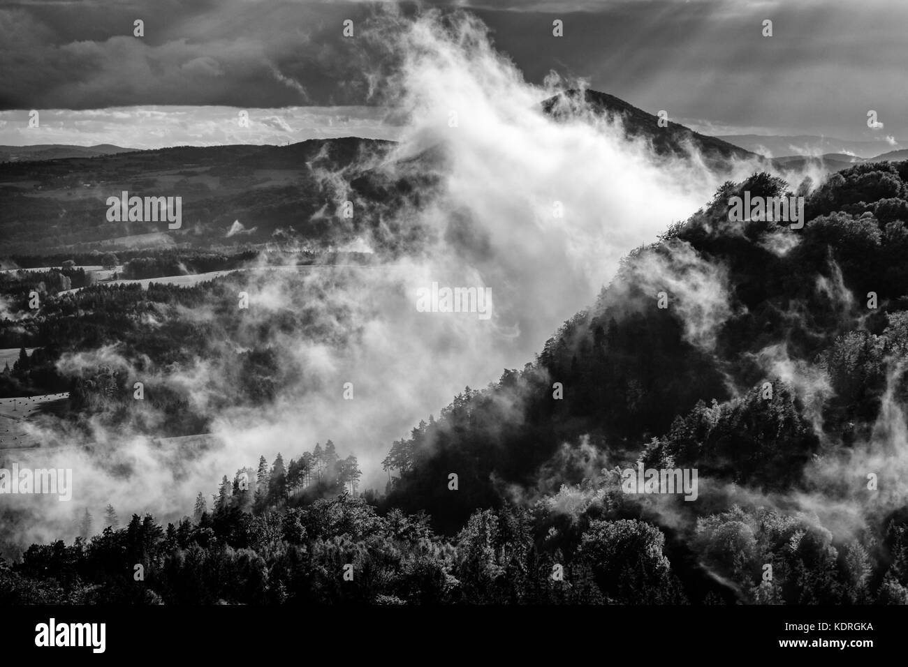 Schwarz/Weiß-Bild der Sonne durch nach einem Sturm auf einem herbstnachmittag über Haus, schöne Landschaft, böhmische Schweiz brechen, Stockfoto