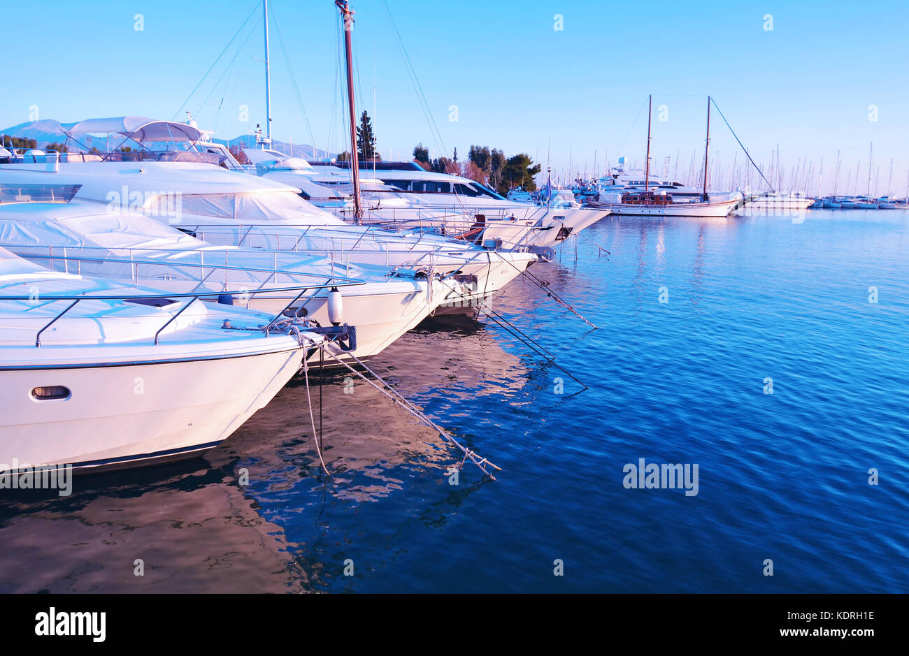 Segelboote im Hafen von alimos Attika Griechenland - blaue Stunde Landschaft Stockfoto