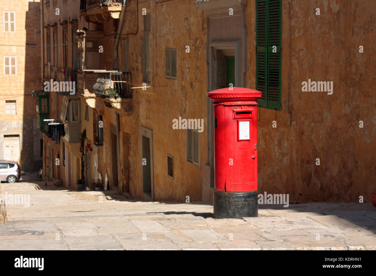 British Style Briefkasten an der Triq San Duminku (hl. Dominikus Straße), Valletta, Malta, was die historischen Beziehungen zwischen Großbritannien und Malta Stockfoto