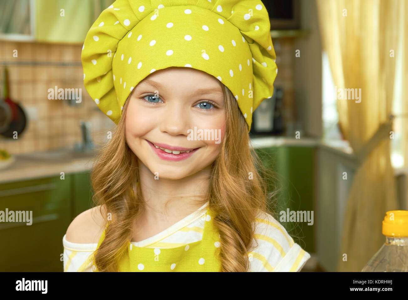 Happy little Girl, Chef der Uniform. Stockfoto