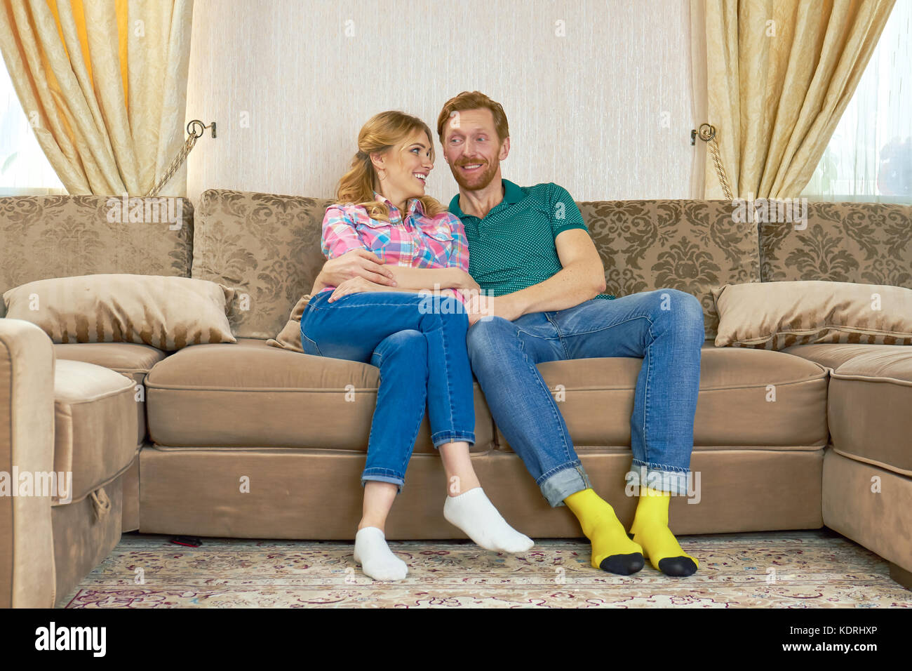 Happy kaukasischen Paar drinnen. Stockfoto