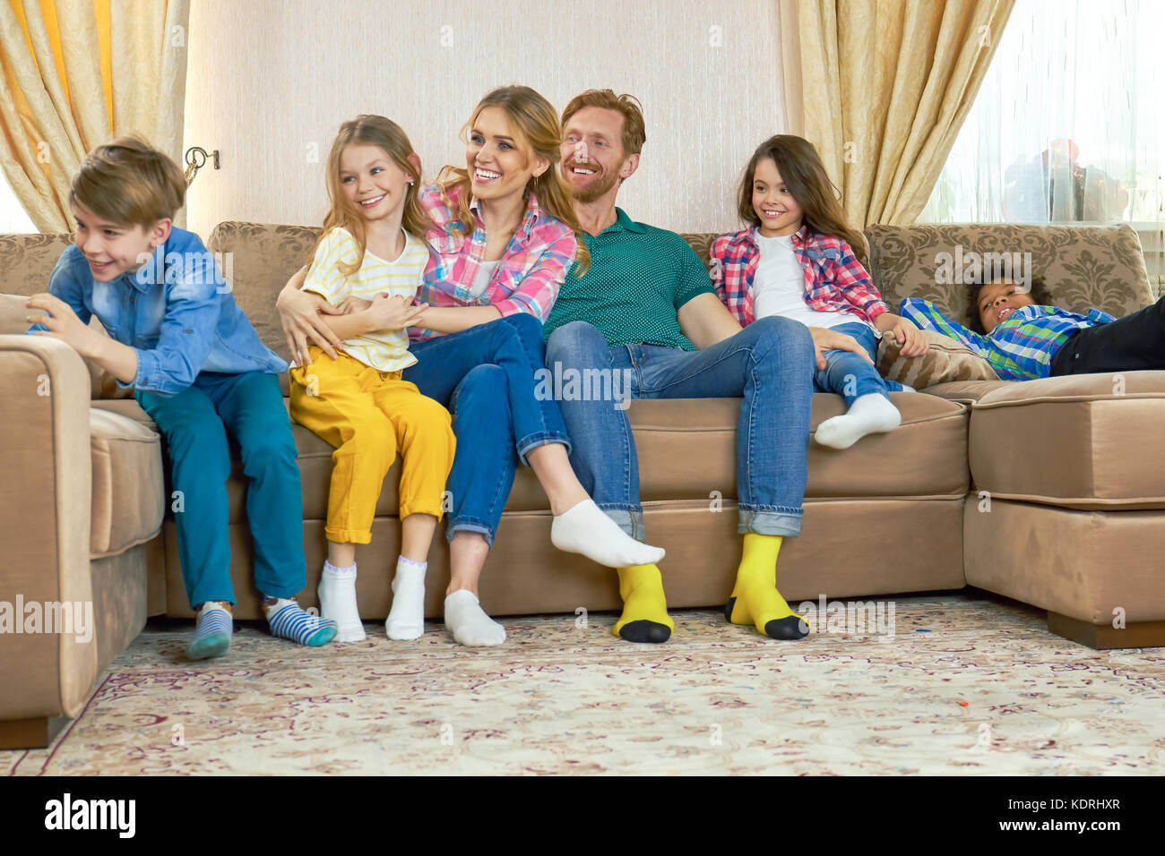 Glückliche Familie auf dem Sofa. Stockfoto