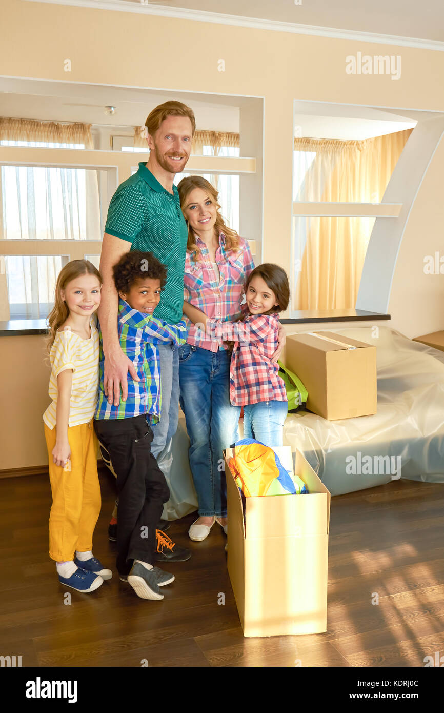 Glückliche Familie, die im Innenbereich. Stockfoto