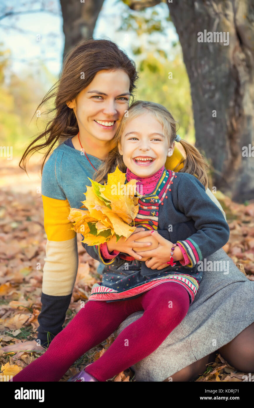 Mutter und Tochter spielen im Herbst park Stockfoto