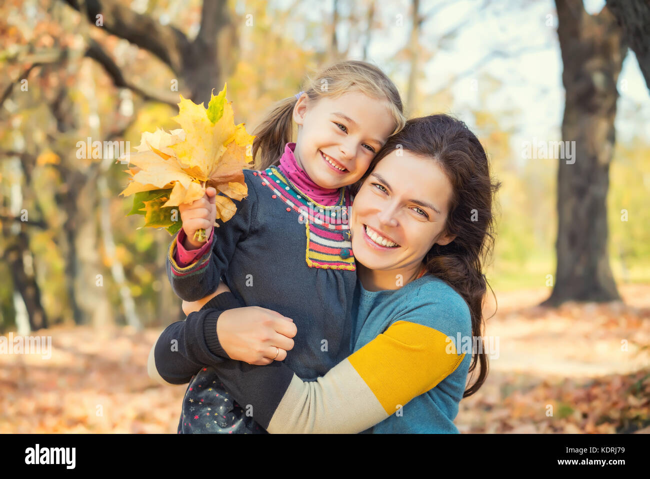 Mutter und Tochter spielen im Herbst park Stockfoto