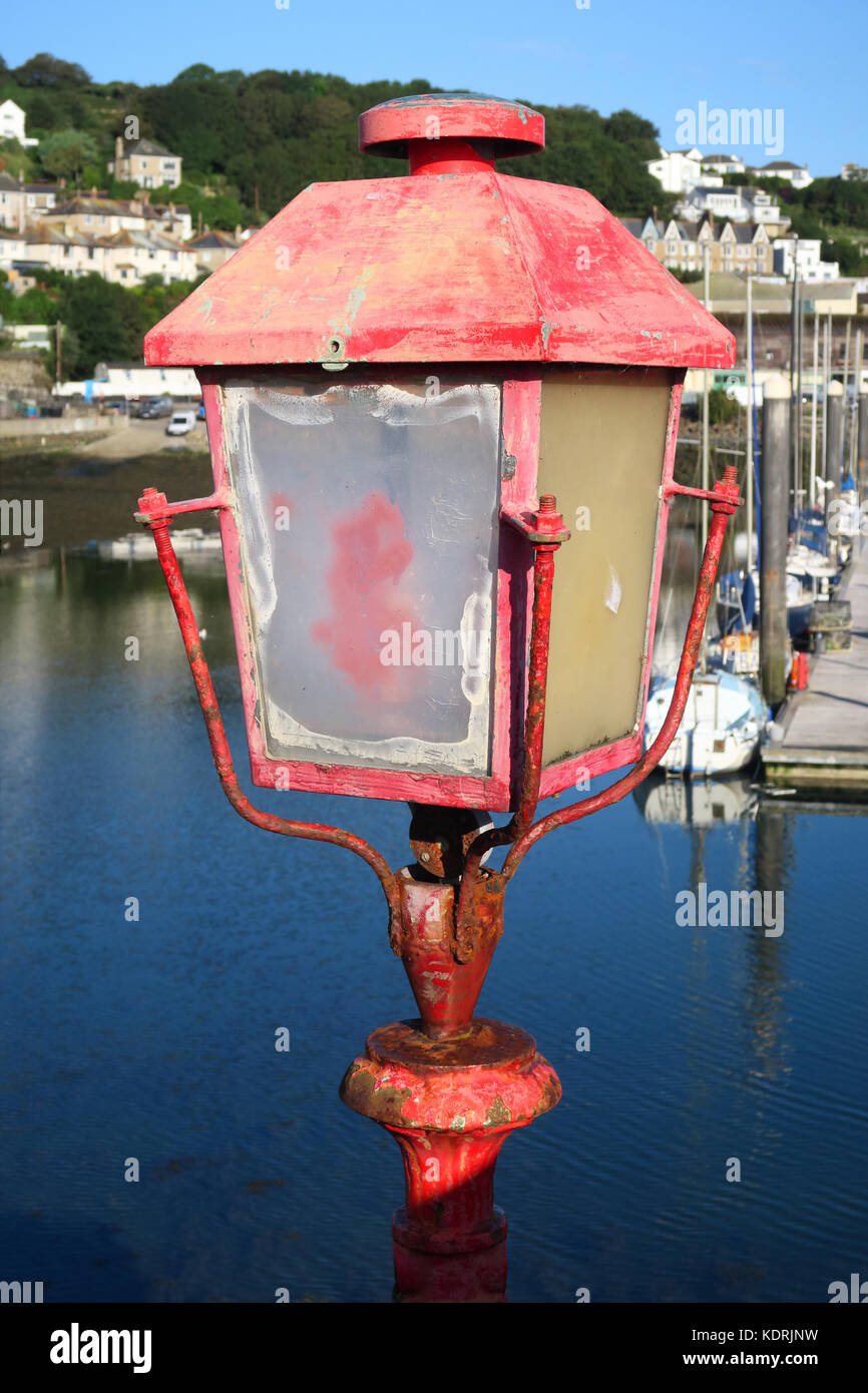 Fading Light. Eine alte Hafen Licht, Cornwall, England, Großbritannien. Ständigen edle, aber hat schon bessere Tage gesehen. Stockfoto