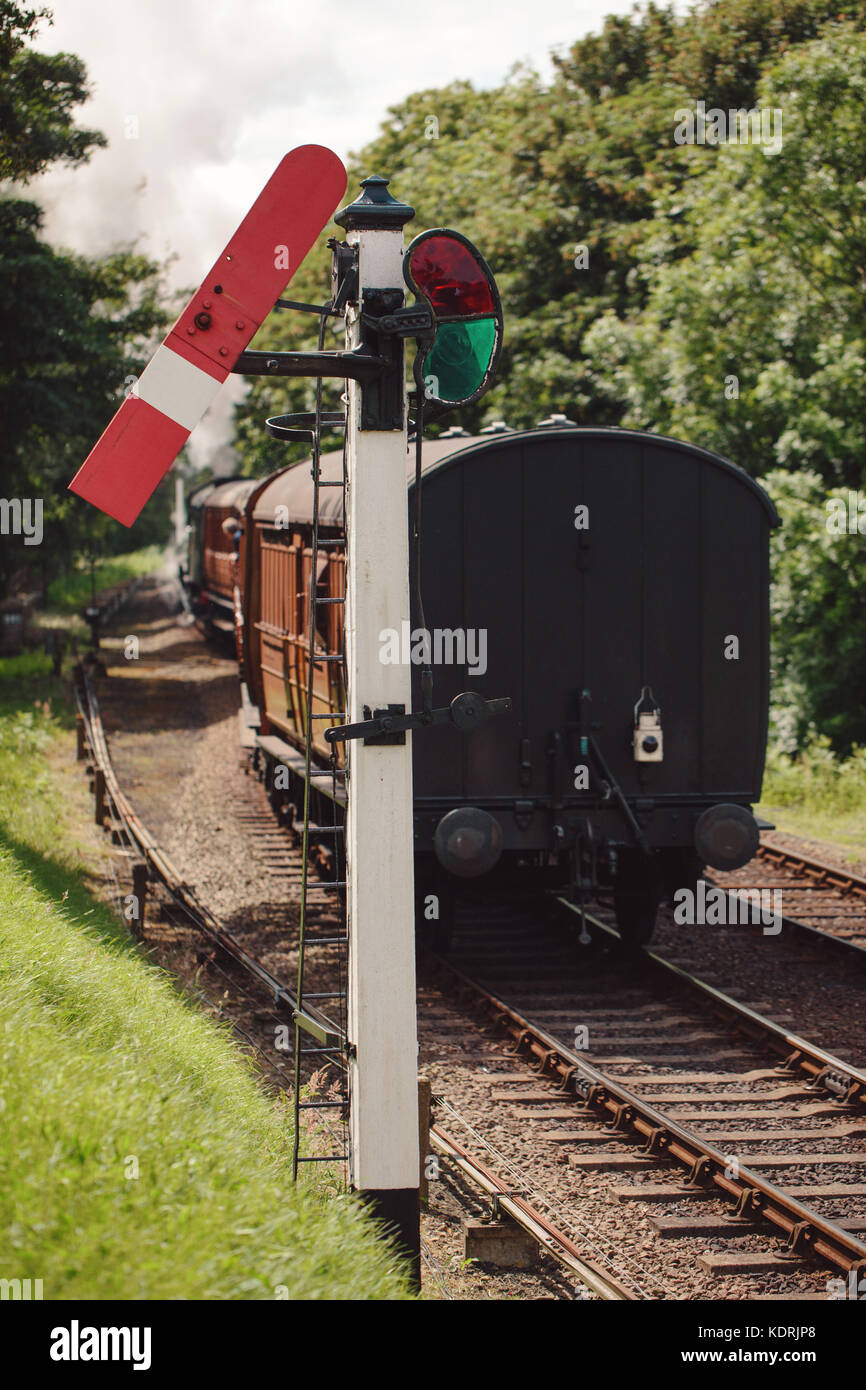Ein Dampfzug entlang der Bahnstrecke North Norfolk, Norfolk, Großbritannien Stockfoto