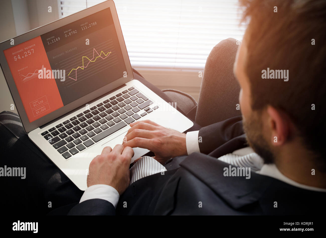 Geschäftsmann mit Laptop. online Konto Zugriff auf dem Bildschirm.Business laptop Suche Bank job Büro internet Konzept Stockfoto