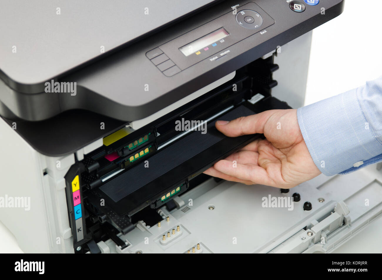 Mann ersetzt Toner für Laserdrucker Toner Drucker patrone Drucken Laser Bürobedarf refill Konzept Stockfoto
