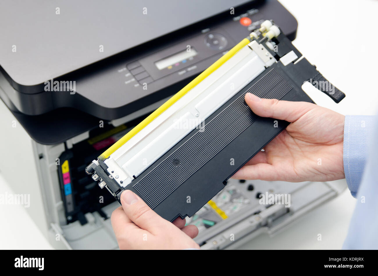 Mann ersetzt Toner für Laserdrucker Toner Drucker patrone Drucken Laser  Bürobedarf refill Konzept Stockfotografie - Alamy