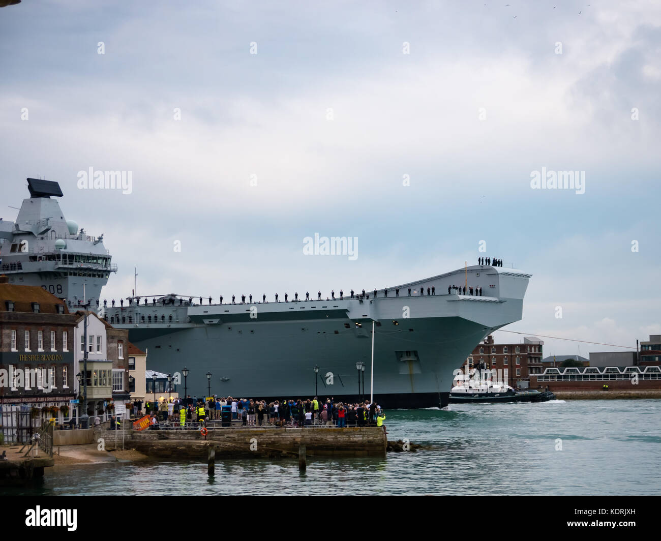 Hms Queen Elizabeth in ihrer neuen Heimat Hafen von Portsmouth Harbour zum ersten Mal auf den 16. August 2017 Stockfoto