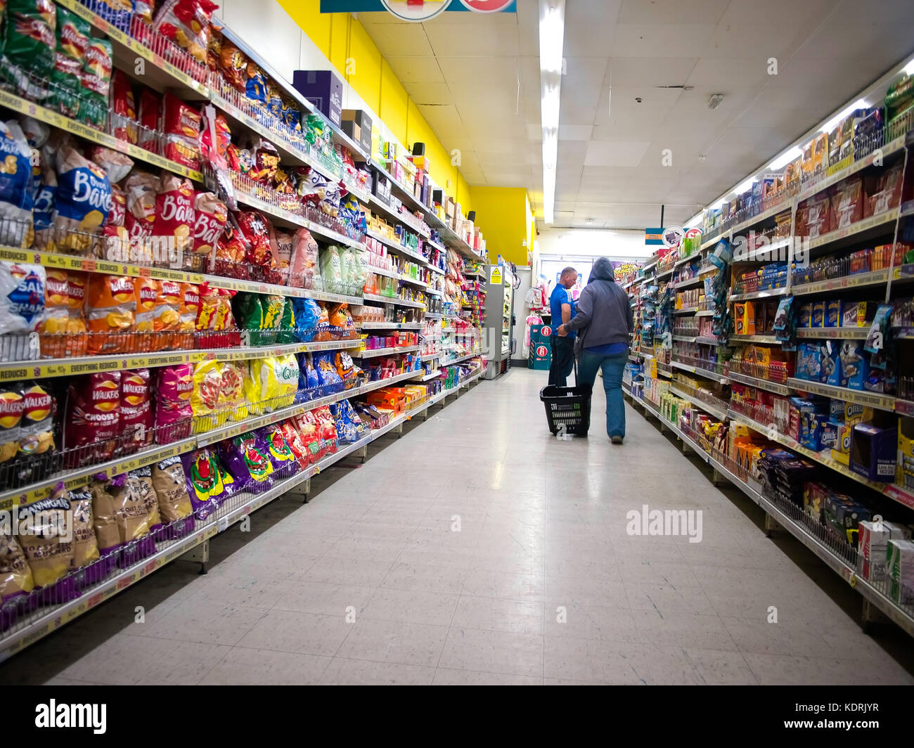 Kunden Einkaufen in einem Supermarkt Stockfoto