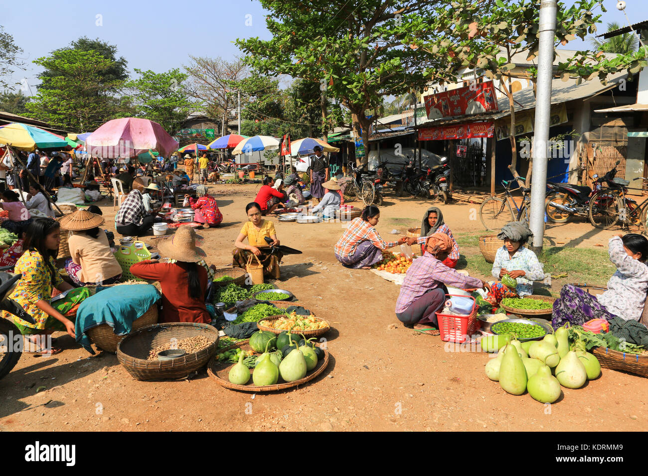 Minhla Dorf auf der rechten (westlichen) Ufer des Irrawaddy Fluss in Myanmar (Burma). Der Gemüsemarkt Minhla mit Anbietern den Verkauf von landwirtschaftlichen Produkten. Stockfoto