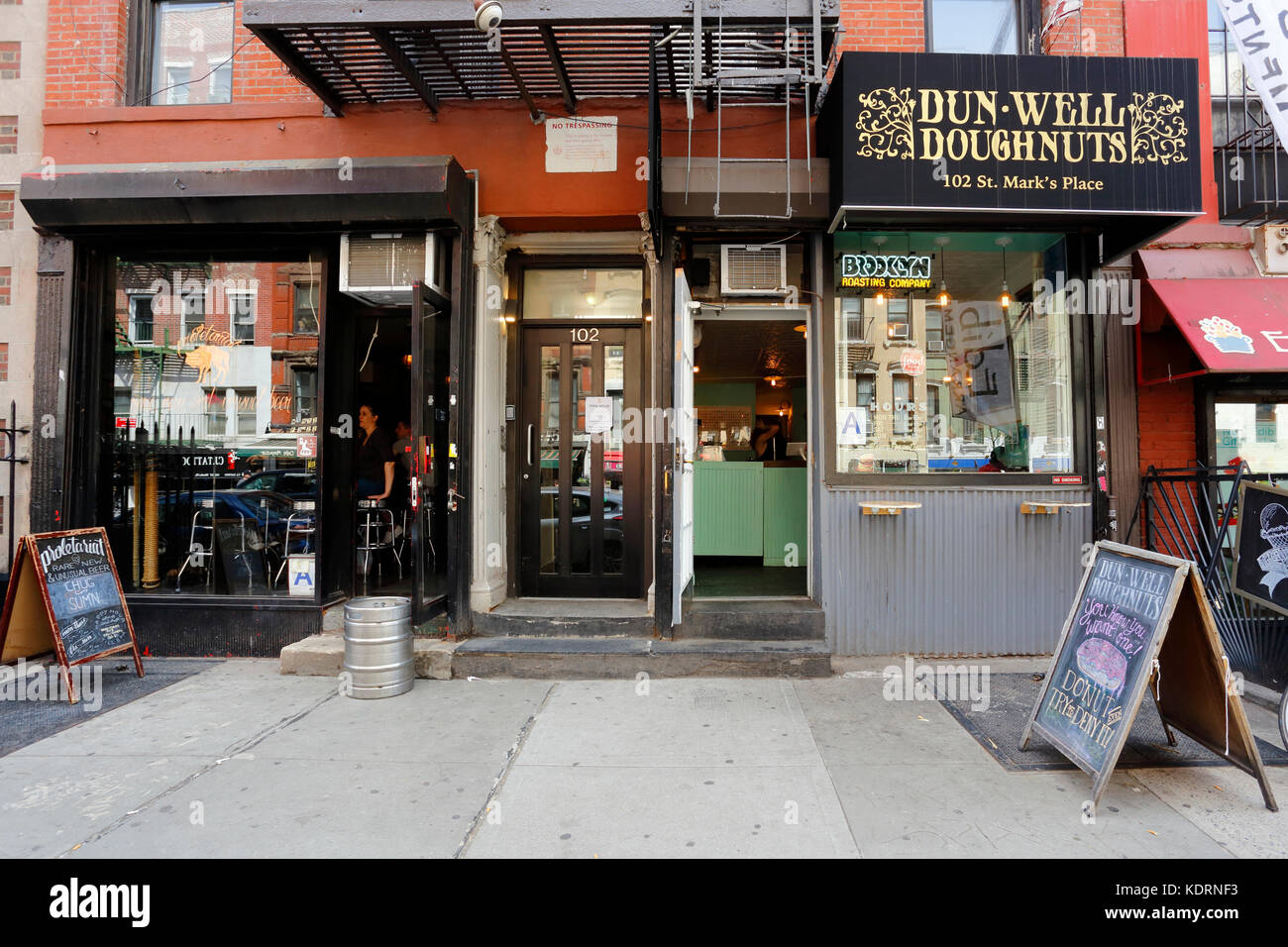 [Historisches Schaufenster] Dun-well Donuts, 102 St Marks Place, New York, NY. Außenfassade eines Donut-Ladens im East Village. Stockfoto