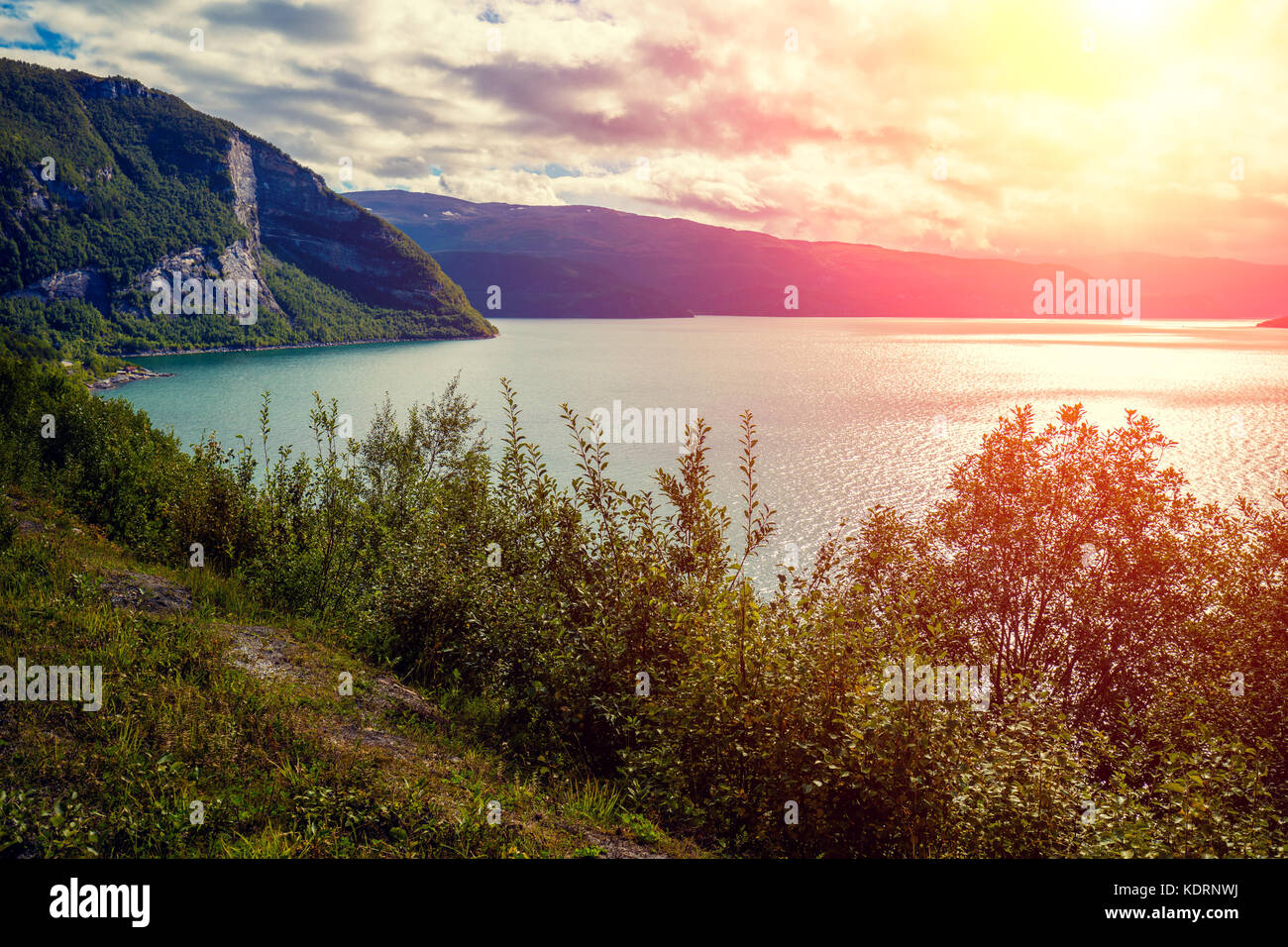 Blick auf Fjord bei Sonnenuntergang. Skandinavische Landschaft. Natur Norwegen Stockfoto