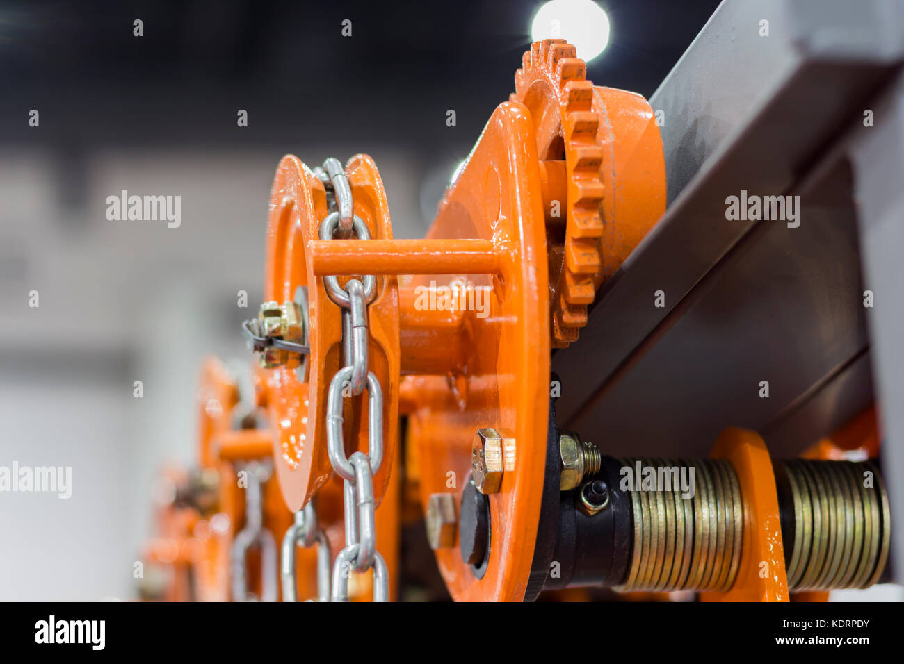 Industrie Stahl ketten in orange Hebezeuge; selektive Fokus Stockfoto