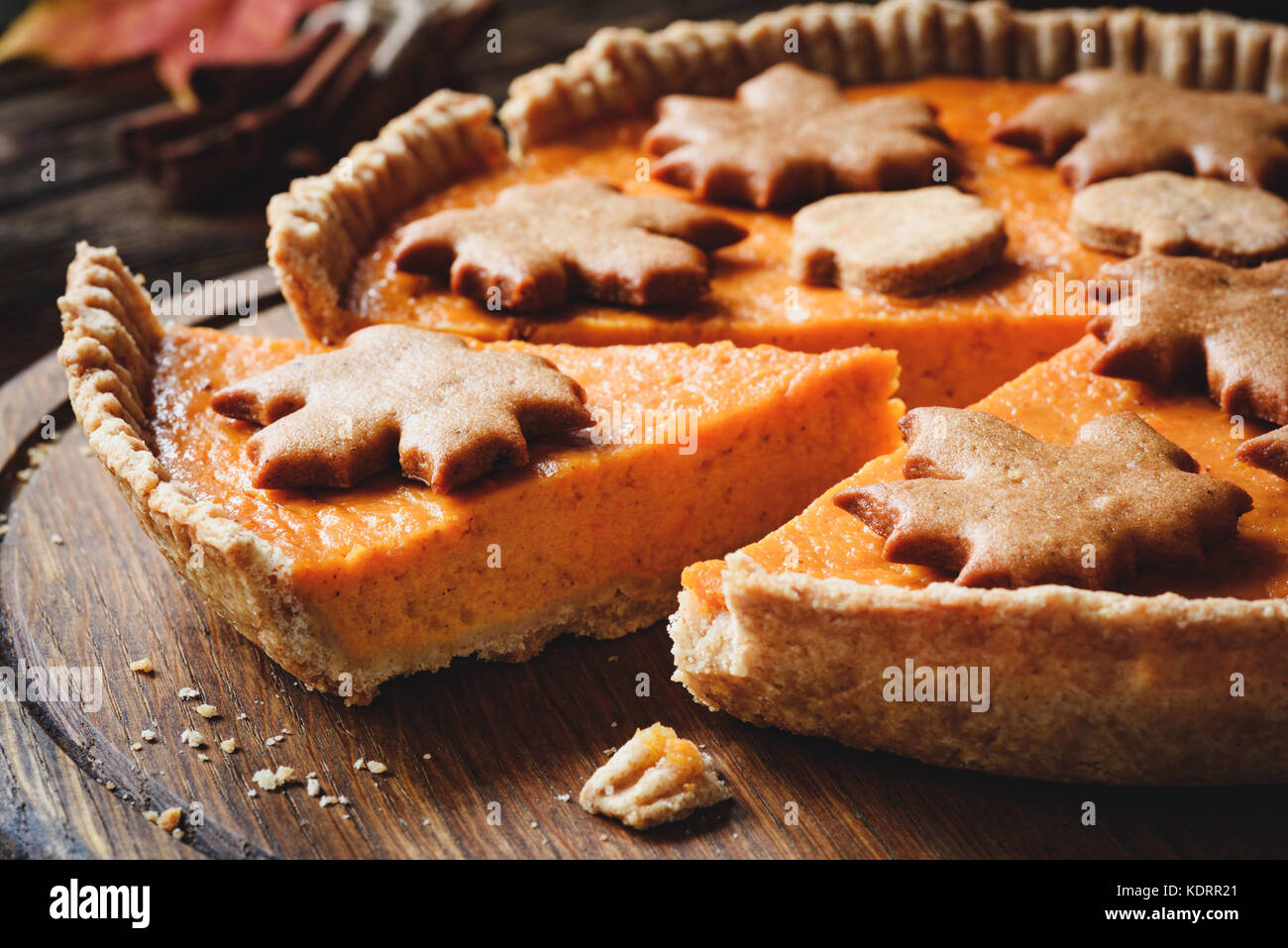Kürbiskuchen mit Slice ausgeschnitten. Detailansicht. Herbst Komfort Essen, Thanksgiving Dinner Menü Tabelle Stockfoto