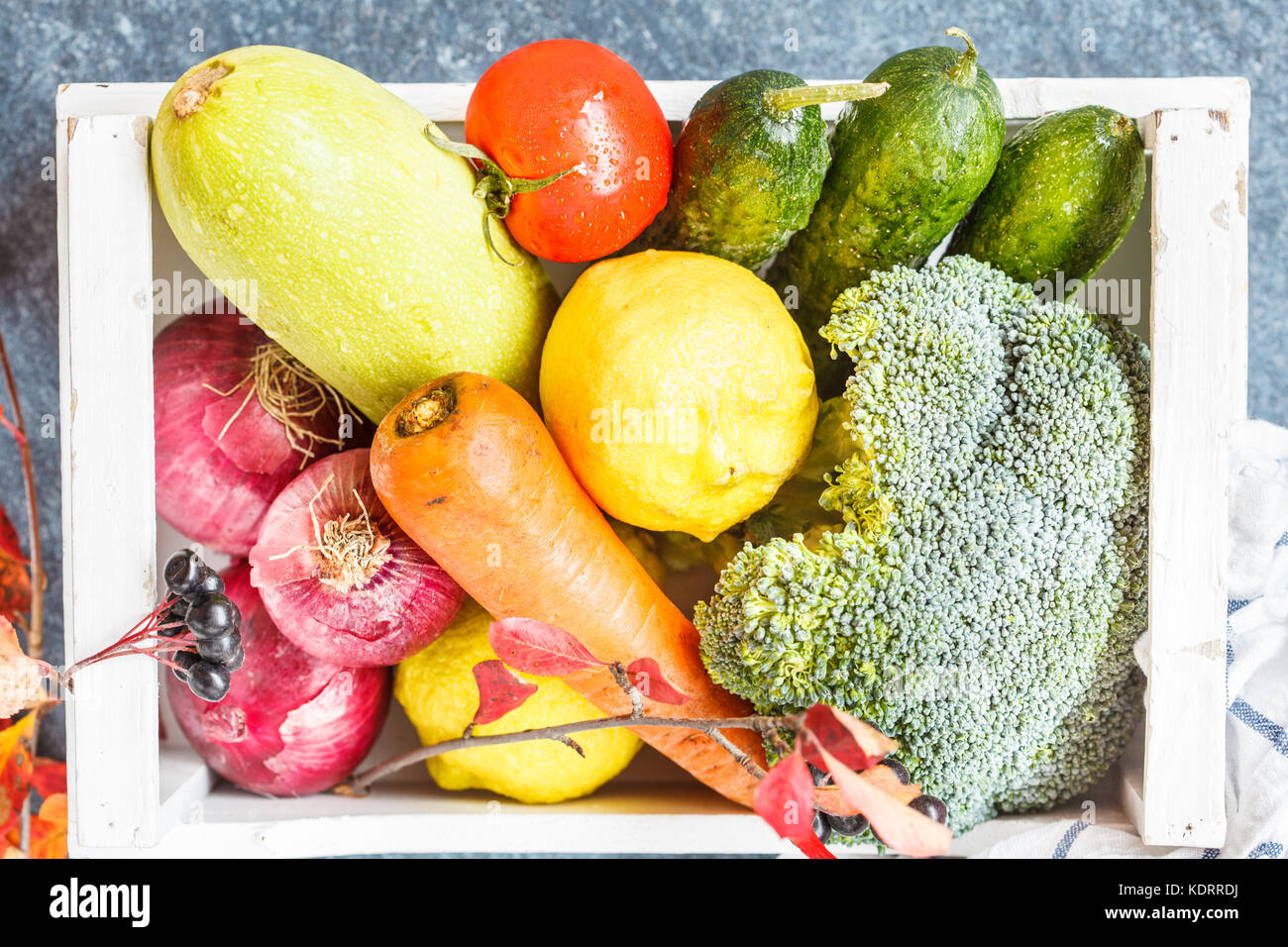 Herbst Gemüse mit weißen Holzkasten, Ernte Vegan essen Konzept. Stockfoto