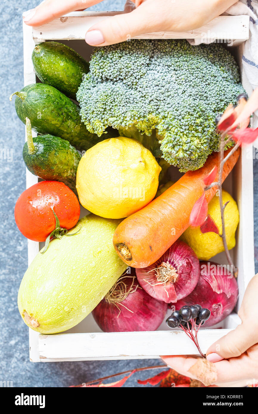 Herbst Gemüse mit weißen Holzkasten, Ernte Vegan essen Konzept. Stockfoto