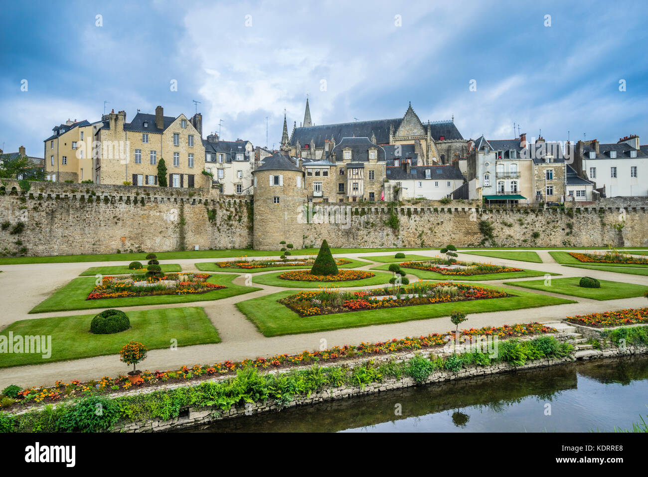 Frankreich, Bretagne, Morbihan, Vannes, La Marle und die Stadtmauer Gärten (Park Jardins de Stadtmauern) am Fuße der Stadtmauern Stockfoto